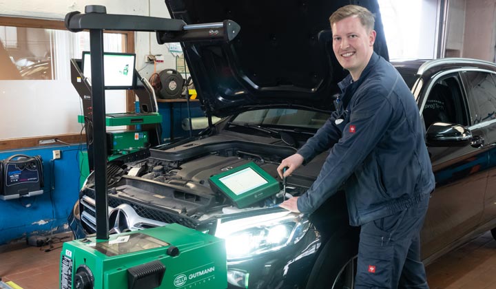 Andre Meyer führt Lichttest durch